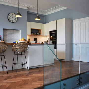CONTEMPORARY KITCHEN WITH TRADITIONAL TWIST
