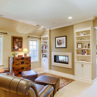 Foto di una grande camera matrimoniale etnica con pareti grigie, moquette, camino bifacciale e cornice del camino in pietra