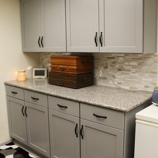 Неиссякаемый источник вдохновения для домашнего уюта: маленькая п-образная кухня-гостиная в стиле современная классика с фасадами в стиле шейкер, серыми фасадами, столешницей из гранита, разноцветным фартуком, фартуком из стекла, техникой из нержавеющей стали, полом из керамической плитки, полуостровом, розовым полом и двойной раковиной