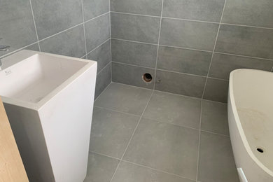 Design ideas for a modern bathroom in Hampshire.