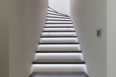 Mittelgroße Moderne Holztreppe in L-Form in Sonstige