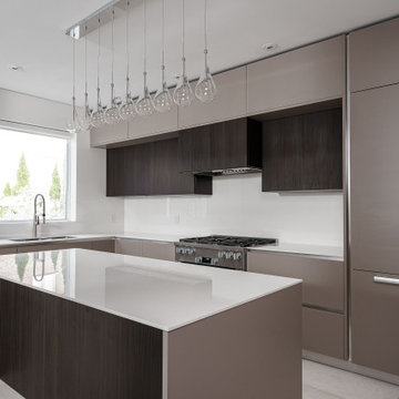 Matte Grey Melamine Cabinets with 'Rovere Mogano' Textured Wood