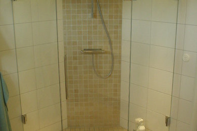 ヨーテボリにあるおしゃれな浴室の写真
