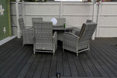 Immagine di un patio o portico con pedane e una pergola