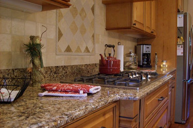 Kitchen - traditional kitchen idea in Atlanta