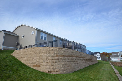 Photo of a contemporary landscaping in Milwaukee.