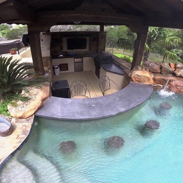 Vanishing Edge Pool With Swim Up Bar