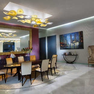 バンガロールのエクレクティックスタイルのLDKの画像 (マルチカラーの壁、暖炉なし、白い床)