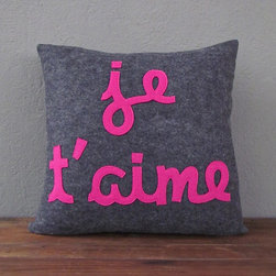 je t&rsquo;aime pillow &ndash; charcoal + fuschia - Decorative Pillows