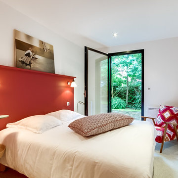 Chambre rouge corail tourte en simplicité