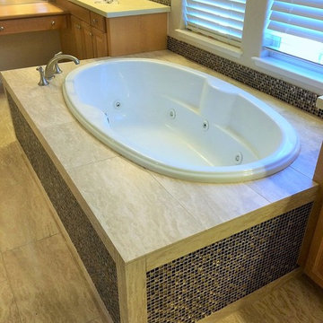 Modern Bathroom Design With Vein Cut Tile