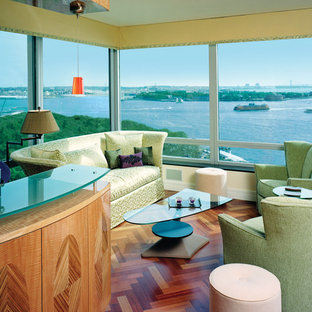 カンザスシティの大きいトランジショナルスタイルのおしゃれなウェットバー (シンクなし、フラットパネル扉のキャビネット、中間色木目調キャビネット、ガラスカウンター、グレーのキッチンパネル、無垢フローリング、茶色い床、緑のキッチンカウンター) の写真