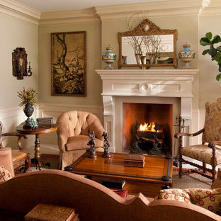 Großes, Fernseherloses, Abgetrenntes Mediterranes Musikzimmer mit grüner Wandfarbe, Kamin, hellem Holzboden und Kaminsims aus Stein in Dallas