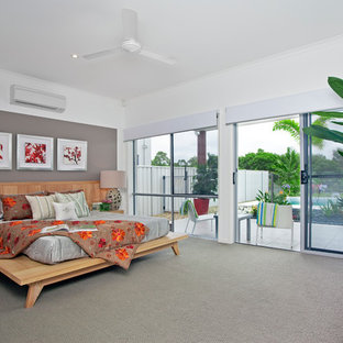 Esempio di una camera matrimoniale etnica di medie dimensioni con pareti multicolore, moquette e nessun camino