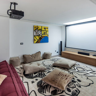 Inspiration pour une grande salle de cinéma bohème avec un mur blanc, un sol en bois clair et un écran de projection.