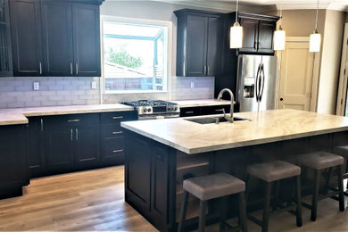 Example of a kitchen design in Los Angeles