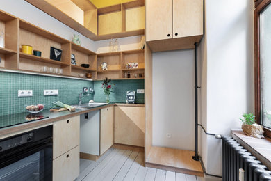 Idee per una piccola cucina contemporanea con ante in legno chiaro, top in legno, paraspruzzi verde, paraspruzzi con piastrelle in ceramica, pavimento in legno verniciato e top marrone