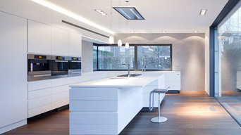 Weiße Küche mit dunklem Holzboden