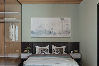 Стильный дизайн: большая хозяйская спальня в стиле лофт с деревянным потолком и панелями на части стены - последний тренд