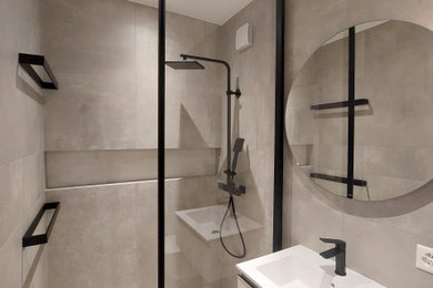 Réalisation d'une petite salle de bain minimaliste avec un carrelage gris, un sol en carrelage de céramique, un sol beige, une cabine de douche à porte battante, une niche, meuble simple vasque et meuble-lavabo encastré.