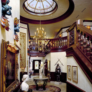 Idéer för mycket stora vintage hallar, med vita väggar och kalkstensgolv