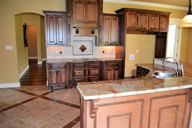 Kitchen - traditional kitchen idea in Little Rock