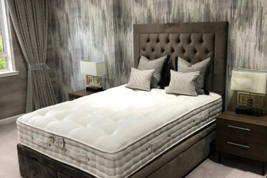 Diseño de habitación de invitados moderna con paredes grises, moqueta, suelo gris y papel pintado