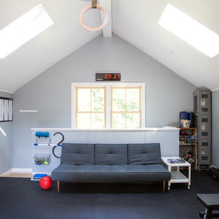 フィラデルフィアの大きいヴィクトリアン調のおしゃれなトレーニングルーム (青い壁、黒い床) の写真