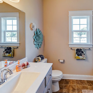 Foto di una stanza da bagno con doccia tradizionale di medie dimensioni con ante in stile shaker, ante viola, vasca ad alcova, vasca/doccia, WC a due pezzi, pavimento con piastrelle in ceramica, lavabo integrato, top in superficie solida, pavimento marrone e doccia con tenda