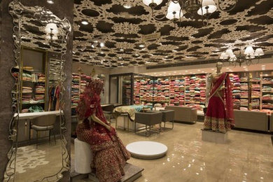 Inspiration for a transitional home design remodel in Delhi