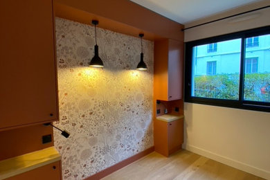 Ejemplo de dormitorio principal actual pequeño con suelo de madera clara y papel pintado