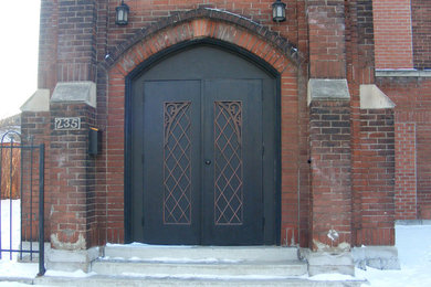 Foto de puerta principal de estilo americano grande con puerta doble y puerta negra
