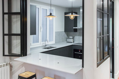 Foto de cocinas en U contemporáneo pequeño abierto con fregadero bajoencimera, armarios con paneles lisos, puertas de armario de madera en tonos medios, encimera de cuarzo compacto, electrodomésticos de acero inoxidable, suelo de baldosas de porcelana y suelo gris