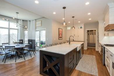 Trendy kitchen photo in Cedar Rapids