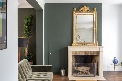 Idée de décoration pour un salon blanc et bois design avec un mur vert, parquet foncé, une cheminée standard et un sol marron.