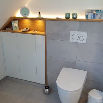 Bad mit Toilette und beleuchteten Ablageflächen