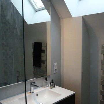 Une petite salle de bain qui a tout d'une grande