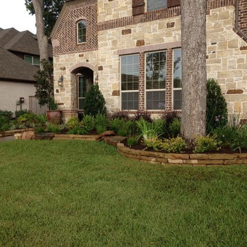 Southwestern Home Front Yard in Richmond, TX