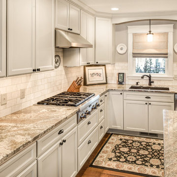 Cozy Two-Toned Kitchen