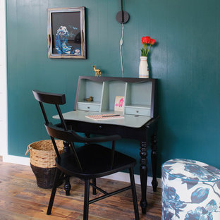 Immagine di uno studio boho chic con pareti blu, parquet scuro e scrivania autoportante