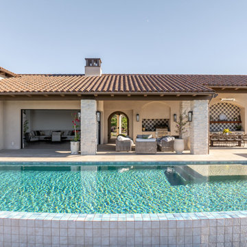 Seamless Indoor-Outdoor Living: A Home Designed for Entertaining and Privacy