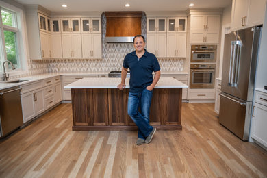 Kitchen - transitional kitchen idea in New York