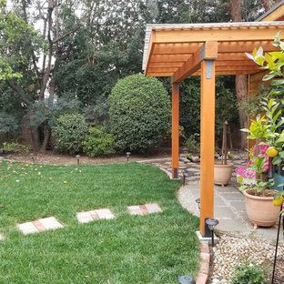 Geometrischer, Halbschattiger Eklektischer Garten hinter dem Haus mit Gehweg und Betonplatten in Los Angeles