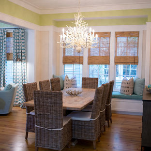 アトランタの中サイズのビーチスタイルのLDKの画像 (緑の壁、無垢フローリング、暖炉なし)