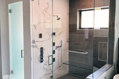 Foto de cuarto de baño principal minimalista con ducha esquinera