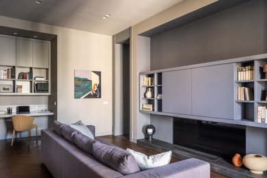 Свежая идея для дизайна: парадная, открытая, объединенная гостиная комната среднего размера в современном стиле с серыми стенами, темным паркетным полом, горизонтальным камином, фасадом камина из плитки, скрытым телевизором и коричневым полом - отличное фото интерьера