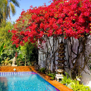 Kleiner Asiatischer Pool mit Wasserspiel und Pflasterklinker in Los Angeles