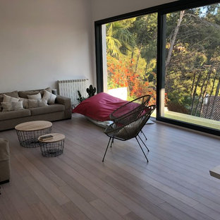 Mittelgroßes Mediterranes Wohnzimmer mit weißer Wandfarbe, Bambusparkett und weißem Boden in Malaga