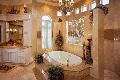 マイアミにある地中海スタイルのおしゃれな浴室の写真