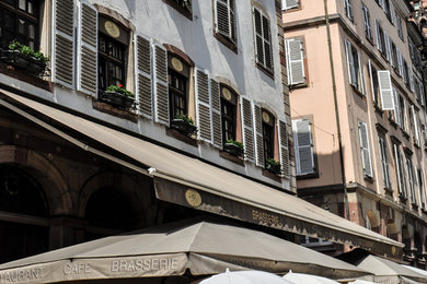Parasols et stores pour terrasse du Café Pilier des Anges à Strasbourg (Dept.67)